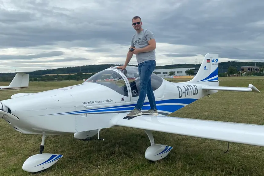 Marc Bubley steht auf der Tragfläche eines Ultraleichtflugzeugs
