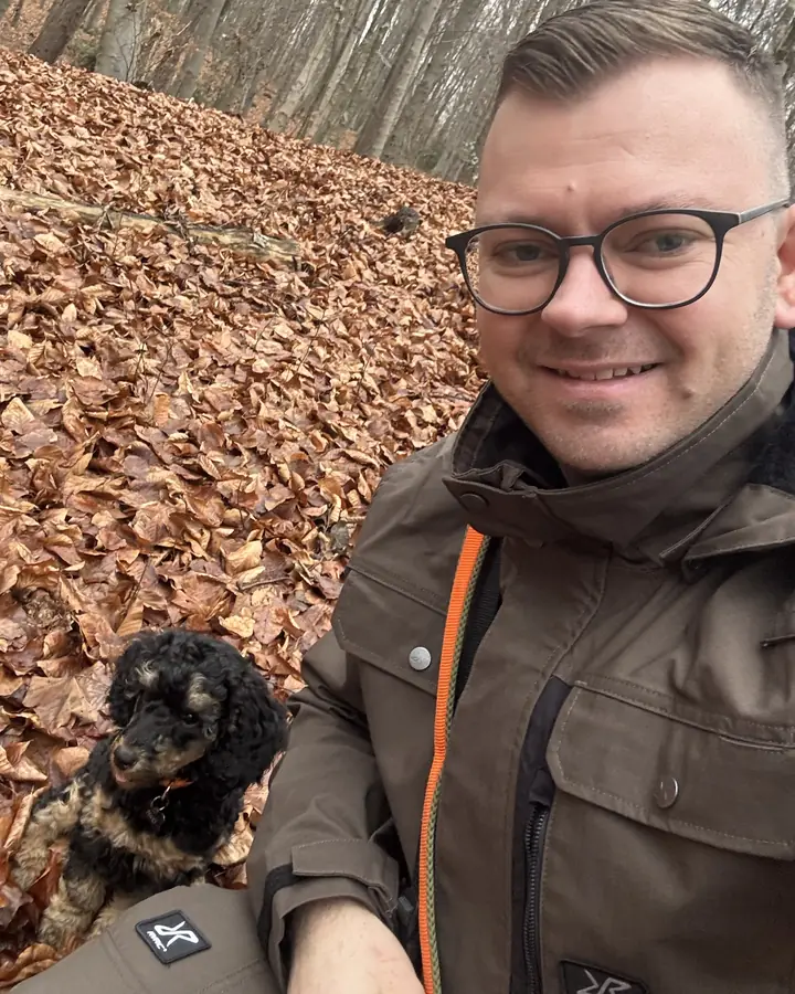 Marc Bubley mit seinem Hund Maxi im Herbstwald